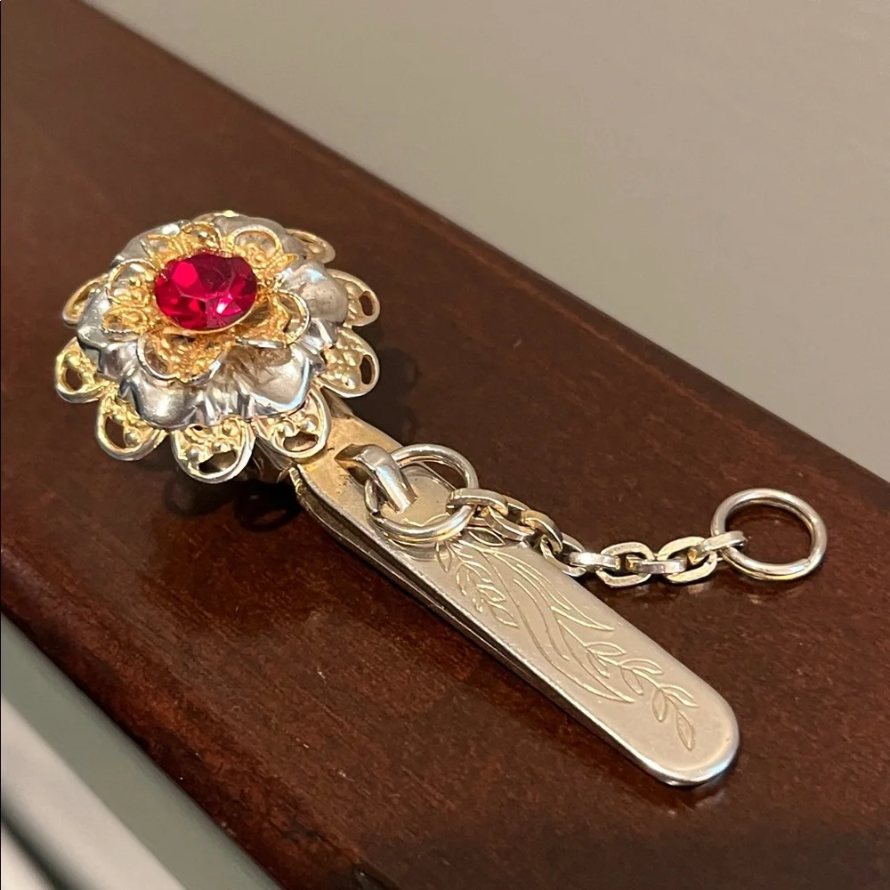 Vtg 50s Gold filigree & Red Gem Clip-On Key Holder - Picture 6 of 12
